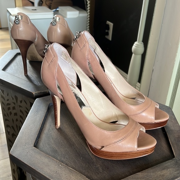 π₯1 hour sale. Michael Kors, tan leather heels, wood base, MK hardware, 8.5